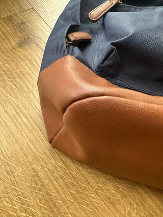 Mochila unisex azul marino con detalles piel
