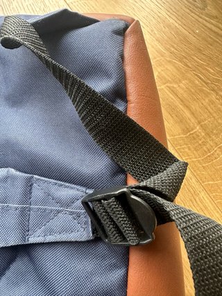 Mochila unisex azul marino con detalles piel