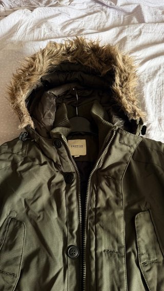 Parka militar con capucha y pelo