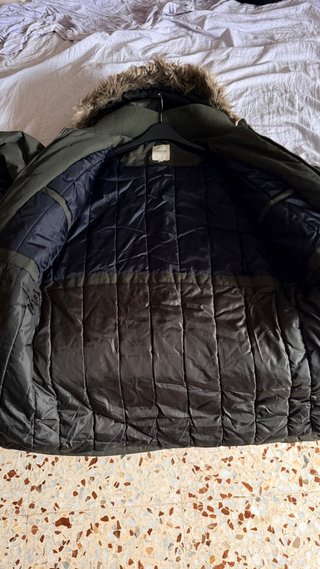 Parka militar con capucha y pelo