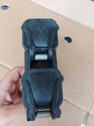 Relè nero in plastica