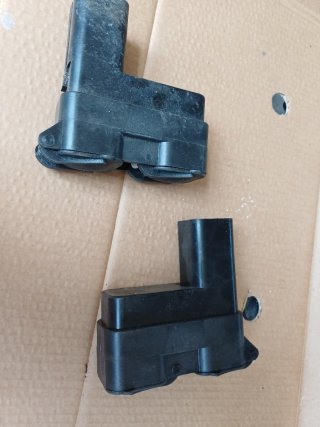 Relè nero in plastica