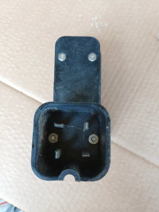Relè nero in plastica
