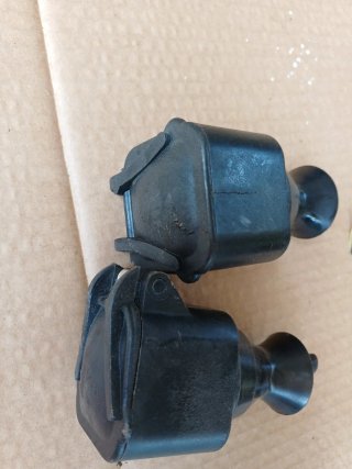 Relè nero in plastica