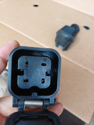 Relè nero in plastica