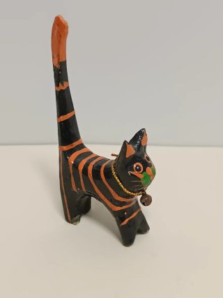 Figuras de gatos de madera pintada