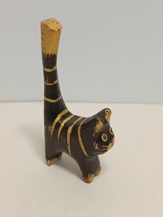 Figuras de gatos de madera pintada