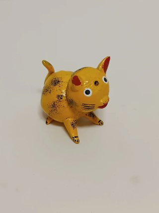 Figuras de gatos de madera pintada