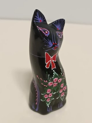 Figuras de gatos de madera pintada
