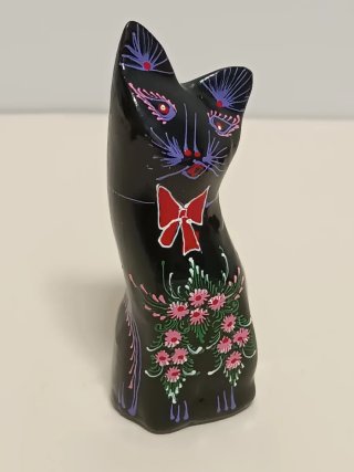 Figuras de gatos de madera pintada