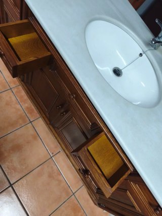 Mueble de baño de madera y mármol