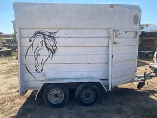 Remolque para caballos blanco