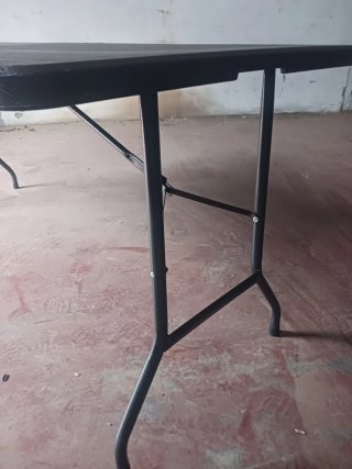 Mesa plegable marrón y plateada