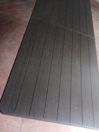Mesa plegable marrón y plateada