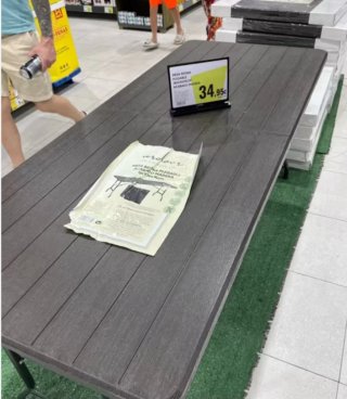 Mesa plegable marrón y plateada