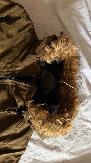 Chaqueta con capucha y pelo