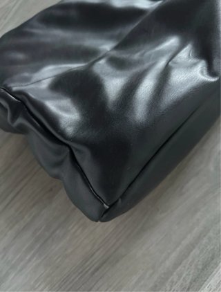 Bolso negro acolchado