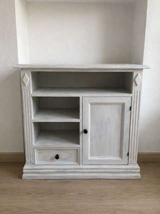 Mueble de salón pintado de blanco.