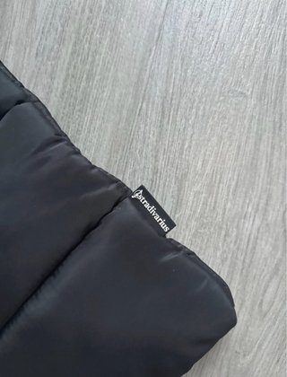 Bolso negro acolchado