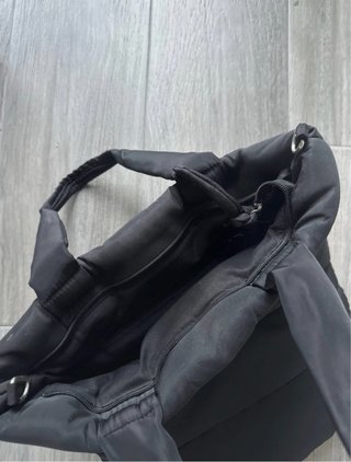 Bolso negro acolchado