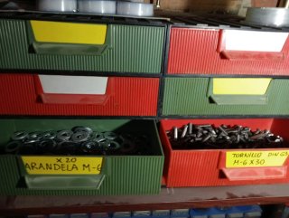 Cajoneras con tornillos y tacos