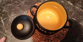 Zuppiera in ceramica nera con manici