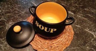 Zuppiera in ceramica nera con manici