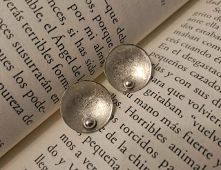 Orecchini in argento con design testurizzato
