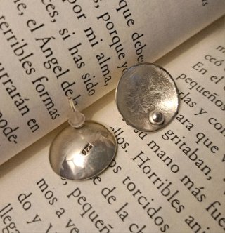 Orecchini in argento con design testurizzato