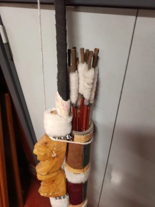 Arco decorativo in legno con frecce