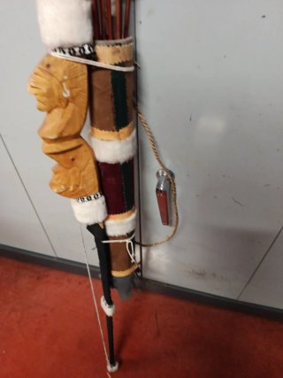 Arco decorativo in legno con frecce