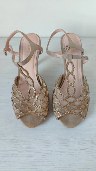 Zapatos de fiesta dorados