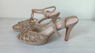 Zapatos de fiesta dorados