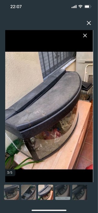 Descripción Acuario curvo de color negro y transpa