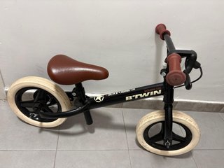 Bici sin pedales Btwin negra y blanca
