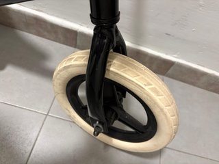 Bici sin pedales Btwin negra y blanca