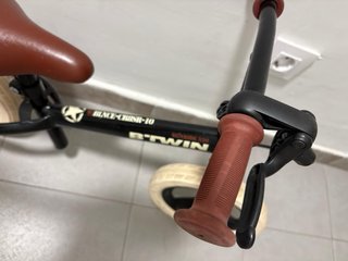 Bici sin pedales Btwin negra y blanca