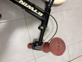 Bici sin pedales Btwin negra y blanca