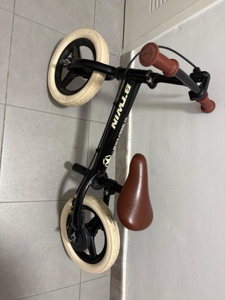 Bici sin pedales Btwin negra y blanca