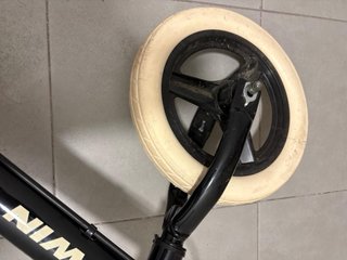 Bici sin pedales Btwin negra y blanca