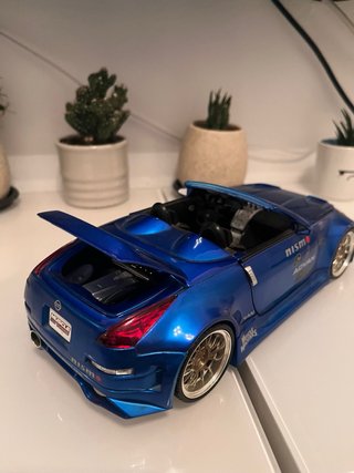 Nissan 350z 1/18 muscle machines