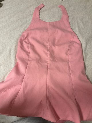 top rosa cogido al cuello con acabado de volantes
