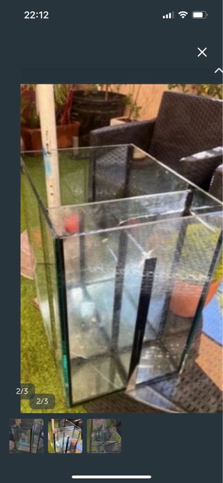 Acuario de cristal negro y transparente