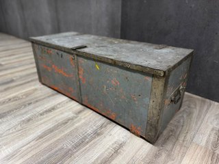 Baúl decorativo madera y metal