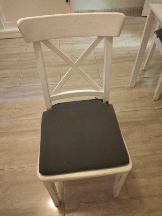 Mesa de comedor blanca con sillas