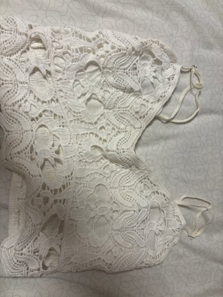 top blanco tipo encaje