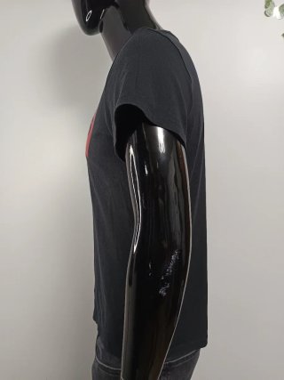 Camiseta Levi's Negra Logo Rojo