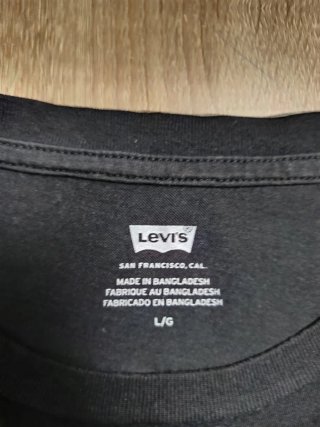 Camiseta Levi's Negra Logo Rojo