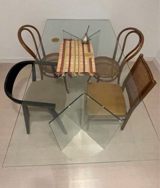 Mesa de comedor de cristal y madera
