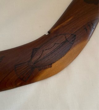 Boomerang vintage in legno intagliato